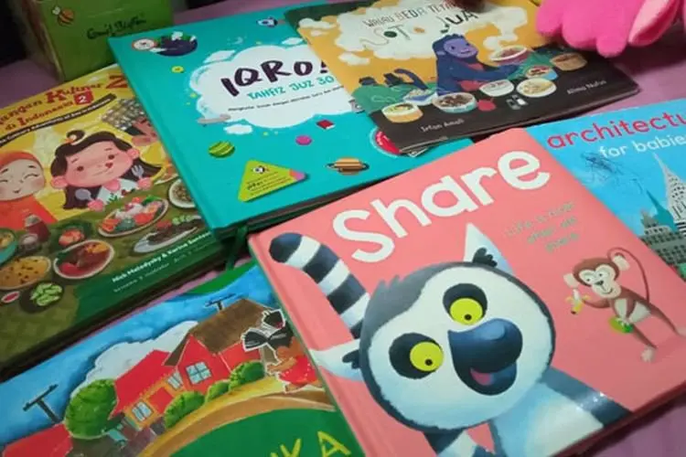 Pentingnya Literasi Buku Sejak Dini dengan Membacakan Buku kepada Anak