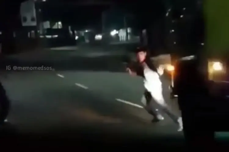 Viral Remaja Halangi Kendaraan yang Melaju, Netizen Geram!