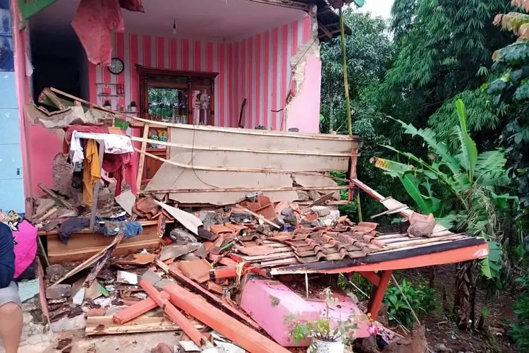 Diguyur Hujan Deras, Lima RW di Cipatat Diterjang Longsor