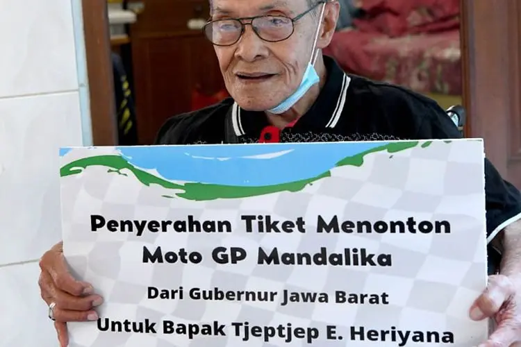 Ridwan Kamil Hadiahi Tiket Nonton MotoGP Mandalika kepada Legenda Balap Motor Tjetjep Heriyana