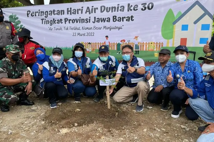 Peringati Hari Air Sedunia, Wilayah Pinggir Ciliwung Ditanami Pohon