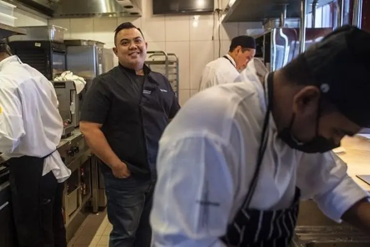 Cuma Modal 'Yes No', Eka Pratama Kini Jadi Kepala Chef Burj Khalifa Dubai