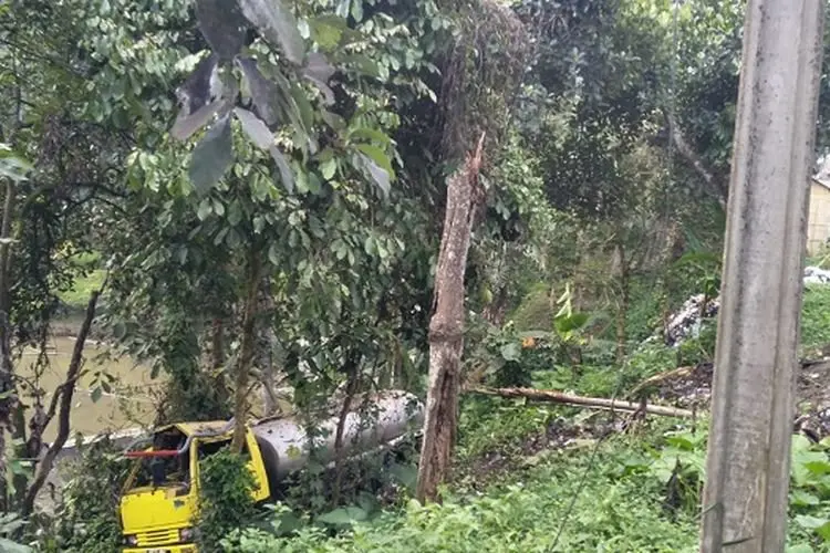 Jalur Maut Kampung Citiis KBB Makan Korban, Truk Pengangkut Air Terperosok ke Tebing