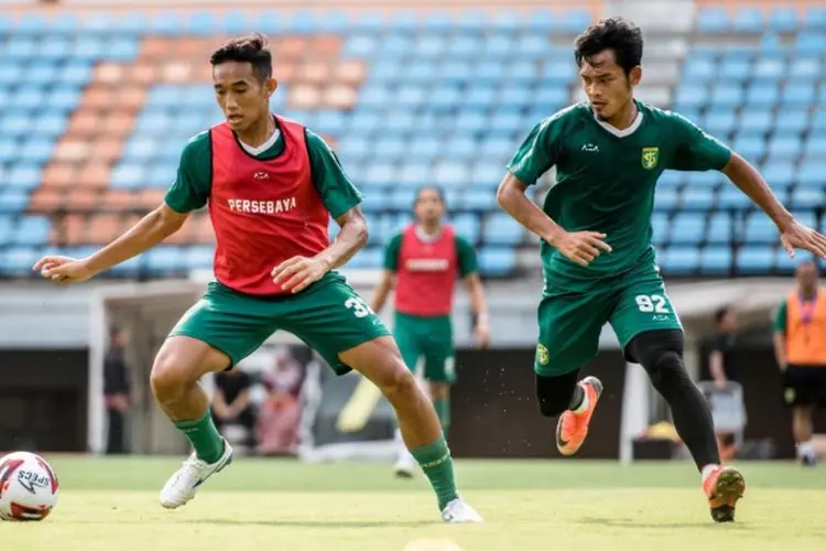 Bek Muda Persebaya Rizky Ridho Tak Gentar Hadapi Striker Persib David da Silva