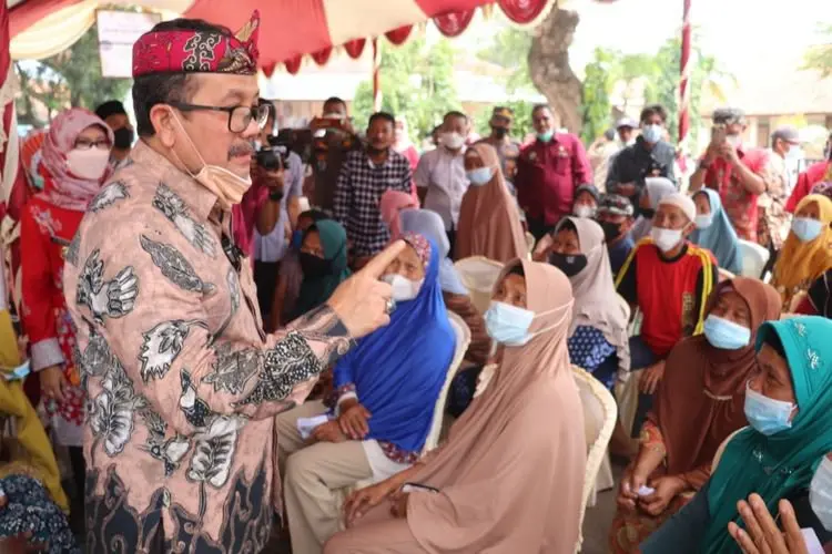 Rangkaian Hari Kabupaten Cirebon, Bupati Lakukan Pengobatan Gratis di Kaliwedi
