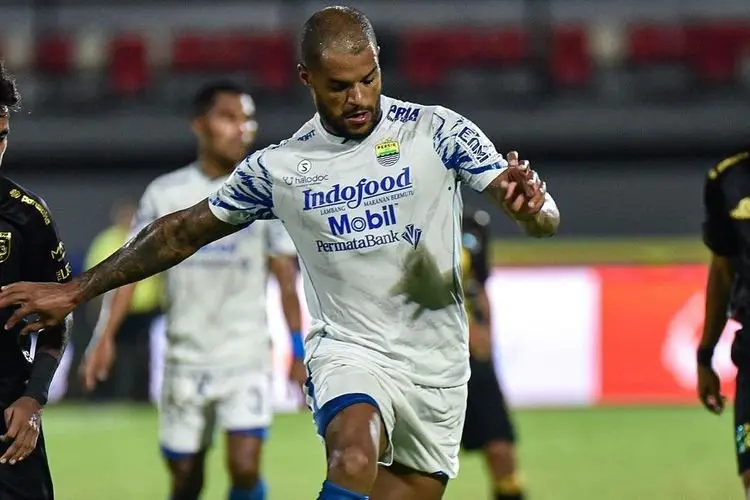 Persib Bandung vs Persebaya Imbang 1-1, Ardi Idrus Diganjar Kartu Merah