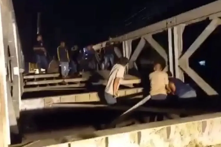 Dikebut Semalam, Jembatan Bailey Gantikan Jembatan Ambrol d Pangatikan Garut