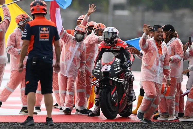 Para Pebalap MotoGP Mandalika Dapat Cenderamata Bumbu Masak Khas Indonesia