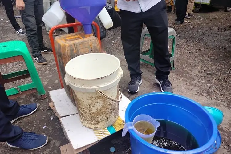 Bantu Pedagang dan Pelaku Usaha di Pasar Ciwastra, Disdagin Gelar OP Minyak Goreng Curah