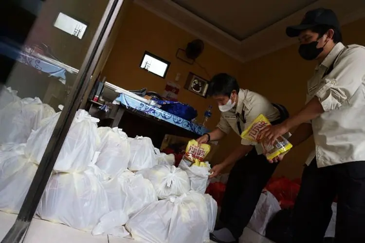Foto: Pendistribusian Minyak Goreng Gratis Bagi Forum RW Kota Bandung