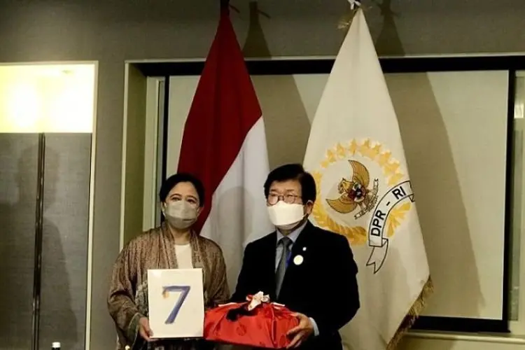 ARMY Pasti Ngiri! Puan Maharani Dapat Hadiah Album BTS dari Ketua DPR Korea Selatan, Senang Bukan Kepalang