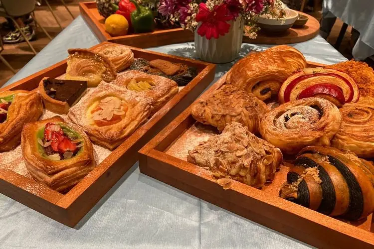 Unik, Kafe Asia-Prancis Sajikan Rujak Serut hingga Croissant