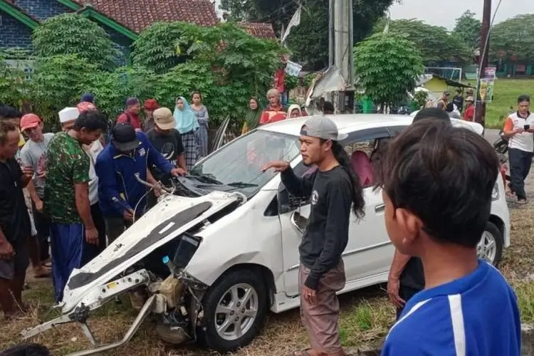 Mobil Ditabrak Kereta Hingga Hancur, Dua Penumpang Lolos dari Maut