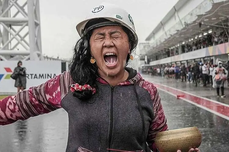Disebut Teknik Marketing, Ini Jawaban Mbak Rara Saat Jadi Pawang Hujan di MotoGP 2022 Mandalika