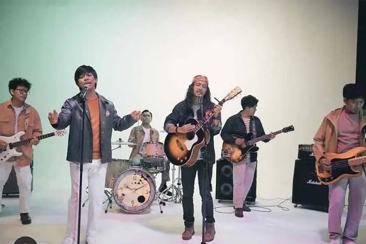 Lirik Lagu Sinema â Fiersa Besari Feat d'Masiv