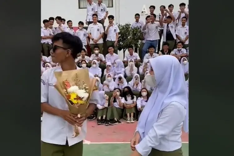 Viral! Remaja SMA Nembak Pujaan Hati di Depan 1 Angkatan, Netizen: Dalem Hati Mba Nya Uda Mleyot
