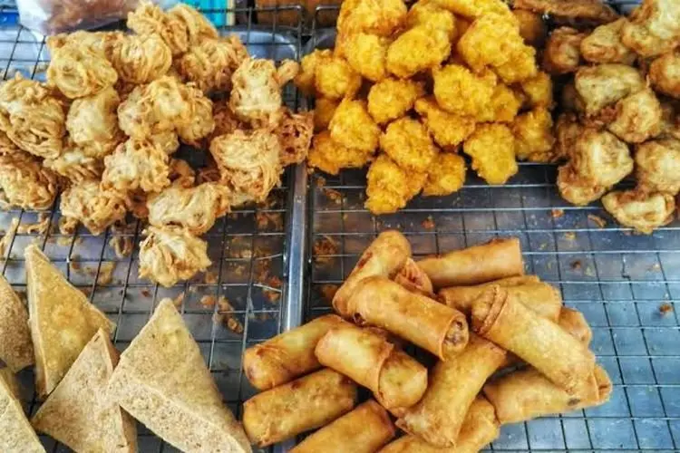 Tetap Nikmat Makan Gorengan, Tanpa Khawati Kolesterol! 4 Trik Cerdas Menyantap Jajanan Favorit Tanpa Bikin Dompet Lemak dan Jantung Tertekan