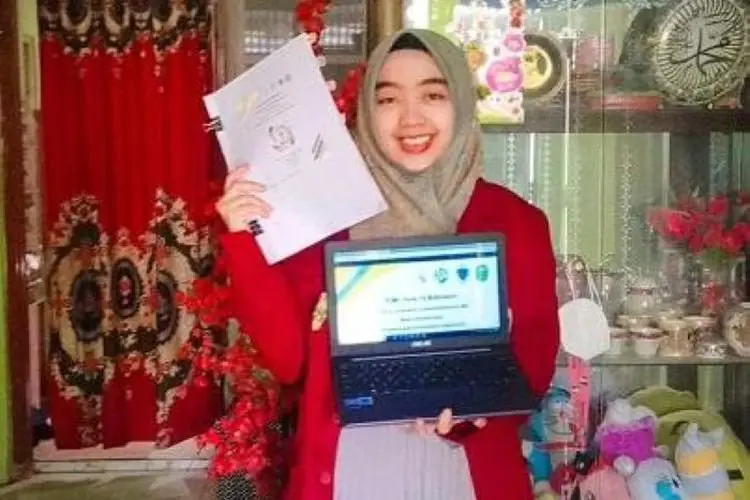 Mahasiswi UM Bandung Dewi Sekar Anggraini Raih Juara 2 dalam Debat Kefarmasian Secara Virtual