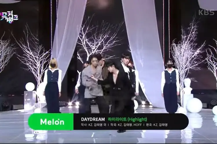 Lirik Lagu DAYDREAM - Highlight