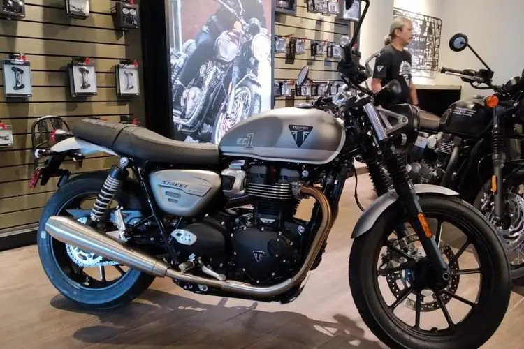Resmikan Dealer di Kota Bandung, Triumph Pamerkan Lima Varian Baru
