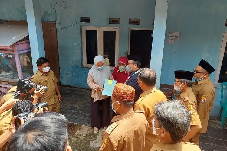 Warga Miskin Terima Sertifikat Tanah Gratis, Imron : Boleh Diagunkan untuk Pinjaman
