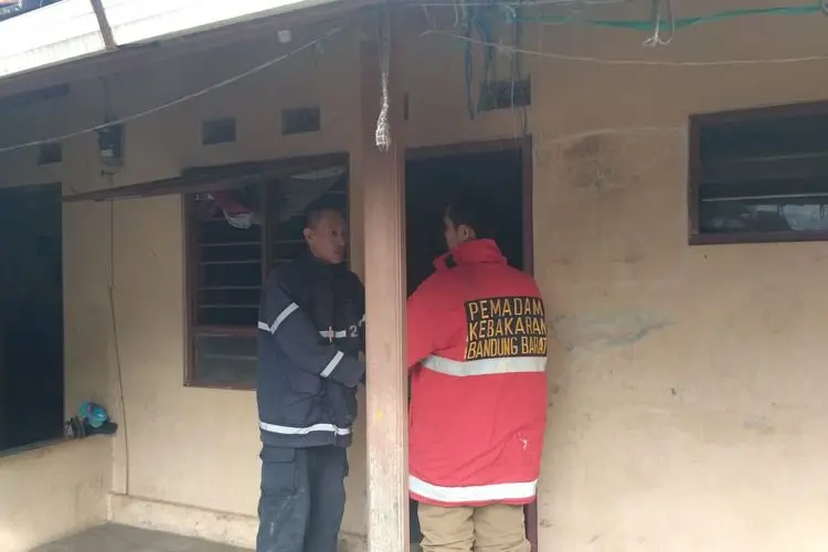 Gegara Mesin Cuci Konslet, Rumah di KBB Ini Hangus Terbakar