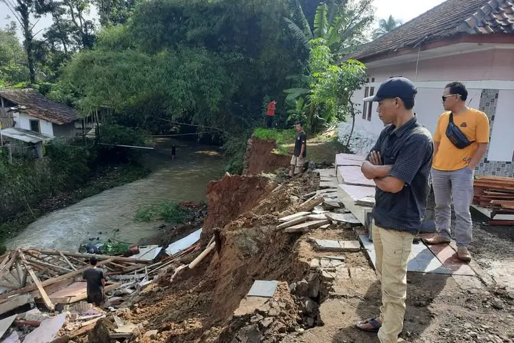 Banjir Bandang, Sebuah Warung di Cipongkor KBB Terseret Arus 
