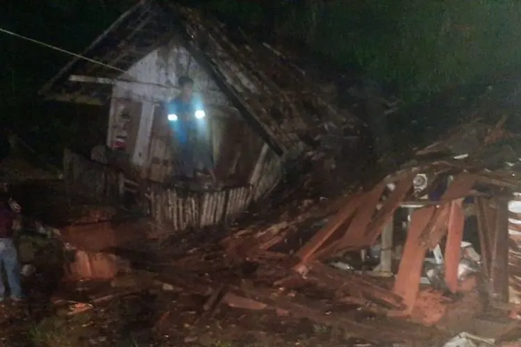 Hujan Deras Semalaman, Sebuah Rumah di Bungbulang Garut Ambruk