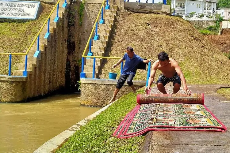Tradisi Ramadhan, Warga dari Berbagai Penjuru Bandung Mencuci Karpet di Sungai Ciwidey