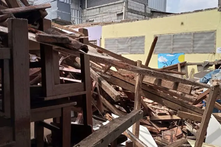 Atap SDN Ciheuleut 1 dan 2 Kecamatan Bogor Timur Ambruk Akibat Lapuk dan Keropos