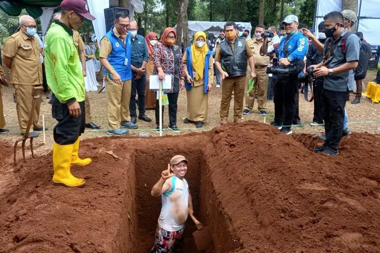 Apresiasi Petugas Gali Kubur dan Ingatkan Kematian, DPKP Gelar Lomba Gali Kubur