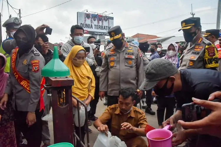 Pedagang Pasar Cirebon Curhat ke Kapolda Soal Susah dan Mahalnya Harga Minyak Goreng Curah