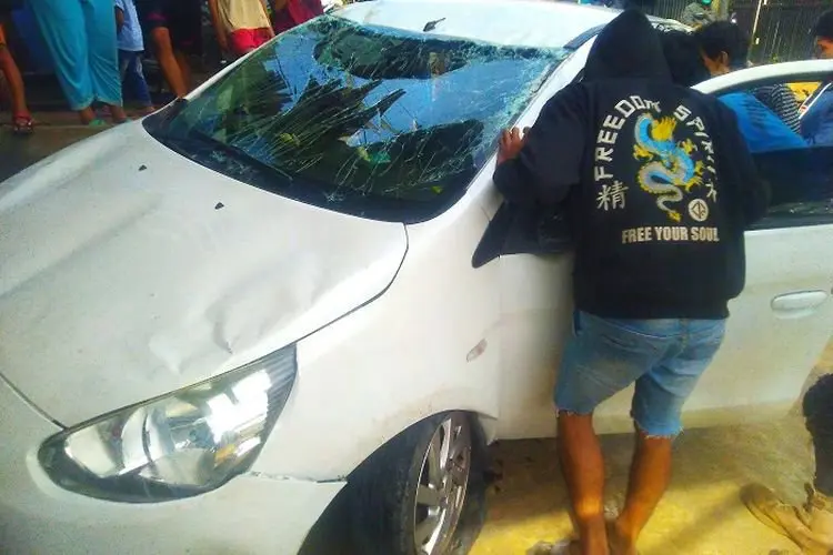 Gegara Mengantuk, Sebuah Mobil di Ngamprah Terbalik 