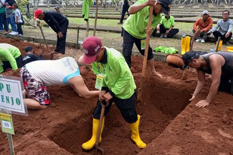Ade Yasin Apresiasi Jasa Petugas Gali Kubur di Kabupaten Bogor