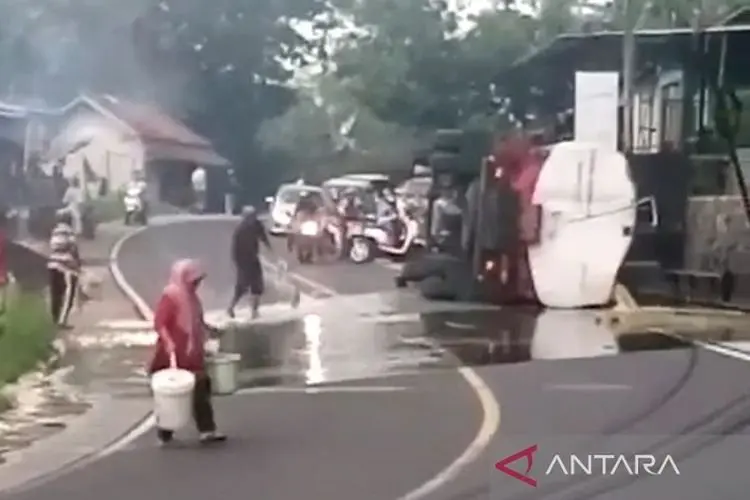 Kronologi Truk Pengangkut Minyak Goreng Terguling di Ciamis, Warga Sampai Bawa Ember