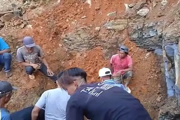Nahas, Seorang Warga Gununghalu Tewas Tertimbun Longsor saat Sedang Menggali Batu