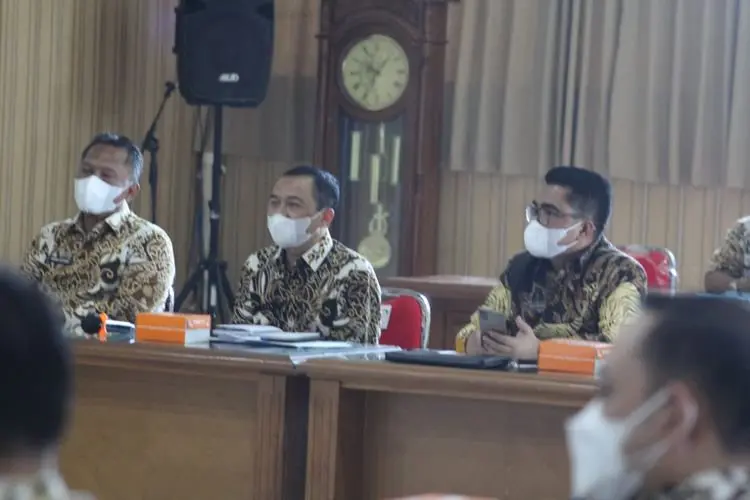 BIKIN HEBOH... Apa yang Dibicarakan Anggota KPK dengan Bupati Cirebon di Ruang Kerjanya?