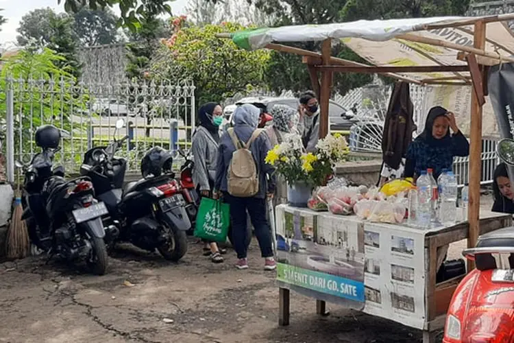 Jelang Ramadhan, Penjual Bunga Musiman Marak di TPU Cikutra Bandung