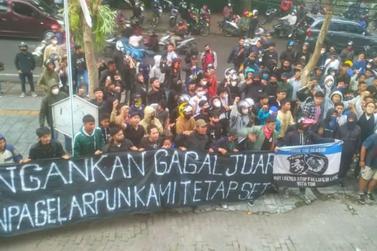 Ratusan Bobotoh Menggeruduk Graha Persib, Ada Apa?