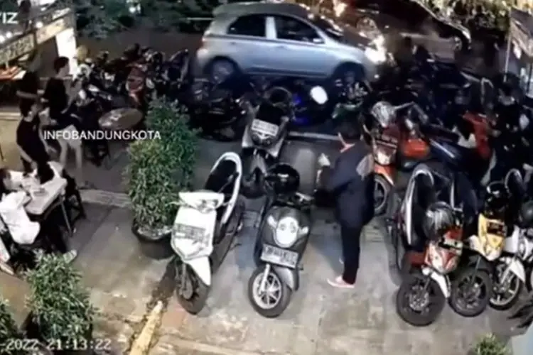 Mobil Tabrak Gerobak Dagangan dan Motor yang Terparkir di Bandung Terekam CCTV