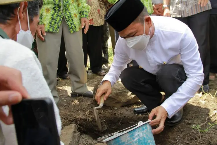 Bupati Dadang Sumbangkan Tabungan Gajinya untuk Pembangunan Sanggar Yatim dan Masjid