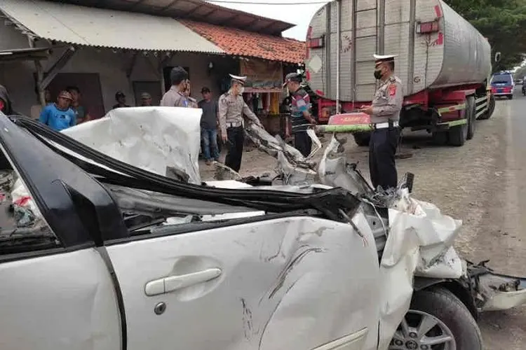 Enam Tewas Akibat Kecelakaan di Pantura Cirebon, Avanza Hajar Truk Tangki