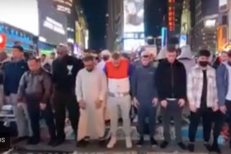 Viral Ratusan Muslim Amerika Salat Tarawih Perdana di Times Square, Ternyata Ini Alasannya
