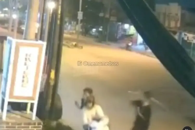 Gerombolan Remaja Bawa Senjata Tajam Bacokan Parang Ke Pengendara Motor Viral