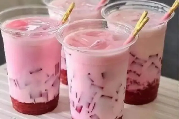 Resep Takjil Ramadhan Korean Strawberry Milk with Jelly, Segarnya Bikin Nagih