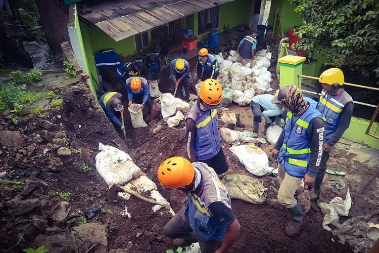 Hujan Diprediksi Mengguyur Bandung Raya Hingga April, BPBD Cimahi Waspadai Potensi Bencana Alam