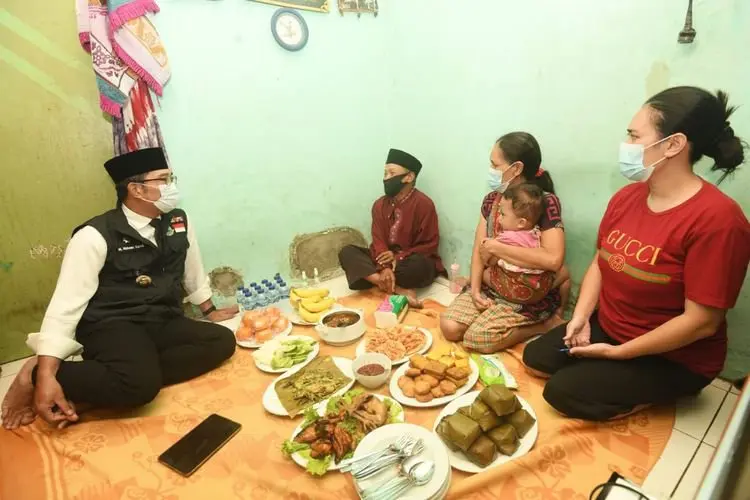Kicauan Burung Lovebird Warnai Buka Puasa Ridwan Kamil di Rumah Warga Bandung