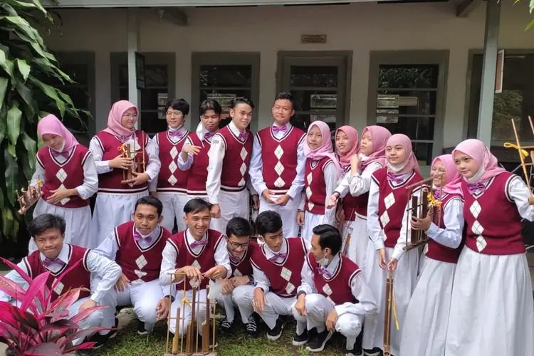 Kenalkan Seni Tradisional Sambil bermain Angklung ala SLBN Cicendo