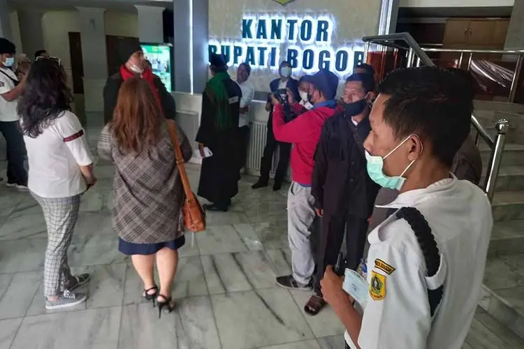  Sengketa Lahan Tak Juga Selesai, Warga Desa Nagrek dan Gunung Geulis Kepung Kantor Bupati Bogor  