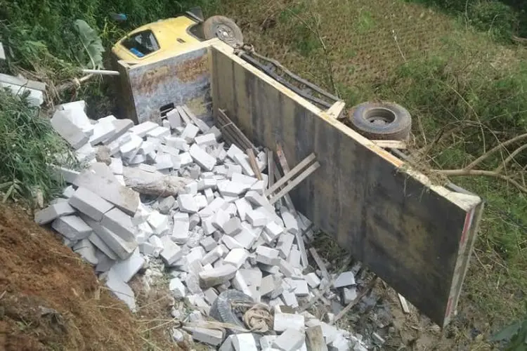 Gegara Jalan Sempit, Truk Fuso Pengangkut Bata Terjun ke Ladang Sedalam Lima Meter